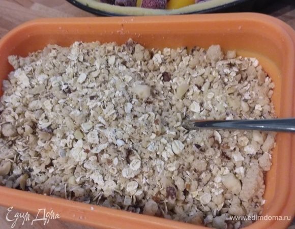 В тот же блендер сложить ингредиенты для штрейзеля (кроме овсяных хлопьев) и пульсирующими движениями замесить в крошку. Смешать с овсянкой и отправить в холодильник до востребования.
