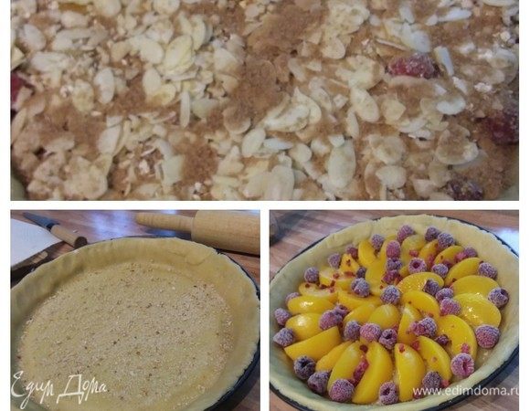 Форму для тарта смазать маслом и посыпать мукой или манкой. Раскатать тесто и выложить его в форму. Подровнять бортики. Посыпать корж панировочными сухарями (они нужны, чтобы впитать лишнюю влагу от фруктов) и выложить дольки персиков (предварительно обдав их кипятком и сняв шкурку) и малину. Если фрукты кислые, то можно посыпать их сахаром. Выложить поверх фруктов штрейзель. Посыпать миндальными лепестками, сахаром и корицей.