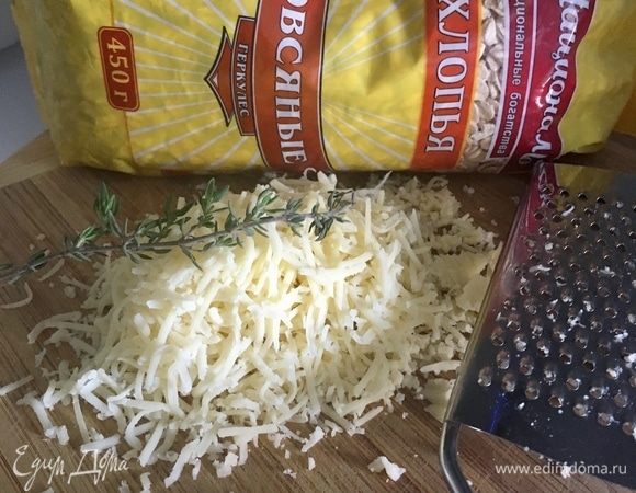 И еще один мой секретный ингредиент домашних вкусных тефтелек. Это сыр. Горстка, то есть примерно 50 г любого твердого сыра натереть на мелкой терке.