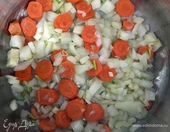 В кастрюльке разогреть растительное масло. К маслу отправить лук, чеснок и морковь. Обжарить до мягкости.