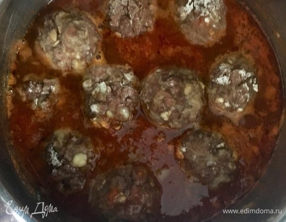 И в томатный соус отправляем из духовки тефтельки. Окутываем мясные шарики густым томатным соусом и томим все вместе около 15–20 мин. до полной готовности тефтелек.