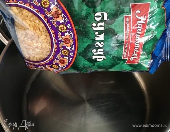 А тем временем займемся гарниром к мясным домашним тефтелькам. У меня это будет вкусный и полезный булгур ТМ «Националь». Сперва разогреть в кастрюльке пару ложек растительного масла.