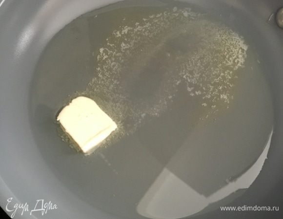 В этой же сковороде разогреть столовую ложку растительного и чайную ложку сливочного масла.