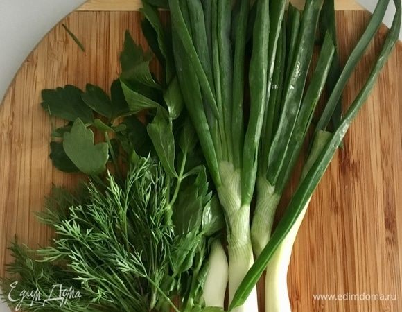 А вот зелень. Много зелени! Недаром булгур у нас будет «зеленый». Молодая ароматная зелень. Что использую я: во-первых, зеленый лук. Мы срезаем не только верхние перья зеленого лука, а полностью вынимаем его из земли и вместо репчатого используем белые маленькие головки, если так их можно назвать, от зеленого лука. Далее молоденький укроп, петрушка. В общем, любая любимая вами зелень.