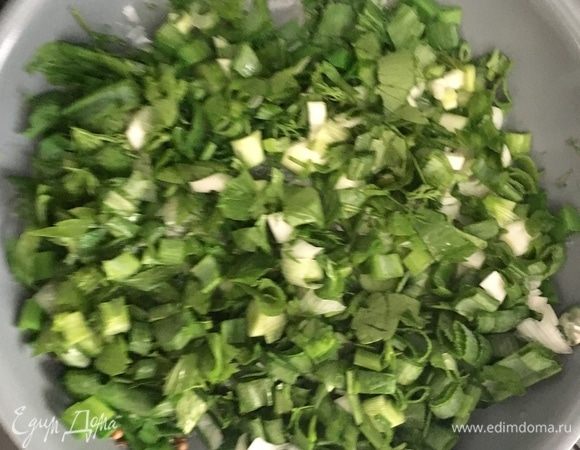 В масло на сковороду отправить сперва зиру и кориандр, предварительно немного растерев специи пальцами. А после к ароматному маслу отправить всю зелень. Сначала кажется, что травок слишком много, но она быстро теряет свой объем под воздействием горячих температур.