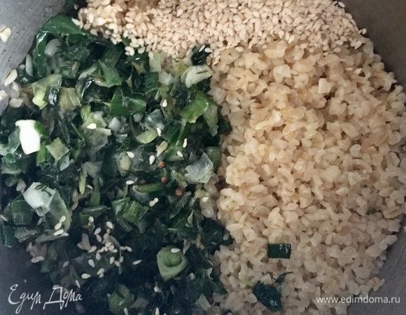 Тем временем булгур уже сварился. В булгур добавляем зелень (видите, ее и не так уж и много в итоге получилось), золотистый кунжут. Попробуем на соль.