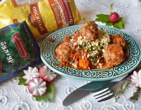 Поэтому предлагаю скорее сервировать блюдо. В центр тарелочки через кольцо выкладываем булгур с зеленью и со специями. А вокруг выкладываем мясные шарики. Помните, у Карлсона была башня из тефтелек? Я башню делать не стала, но одну тефтельку сверху булгура удалось разместить. А еще непременно соус — насыщенный, ароматный томатный соус! Кто как, а у меня любят соуса побольше!