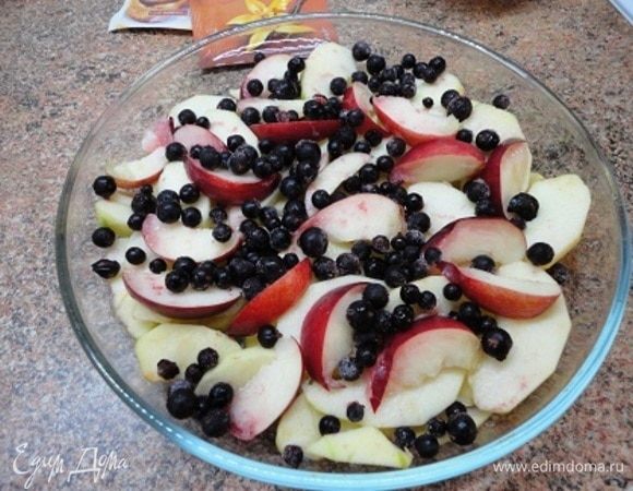 Смородину я не размораживала. Выкладываем ее сверху.