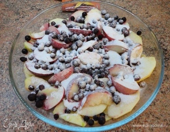 И посыпаем смесью сахара с крахмалом.