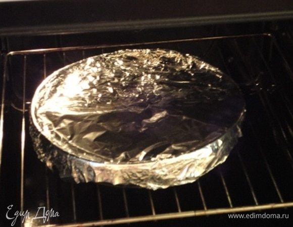 Накрываем фольгой и ставим в духовку на минут 15. Этого времени будет достаточно, чтобы приготовить посыпку.