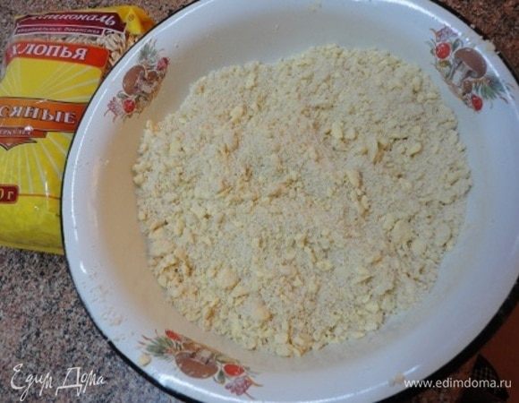 Смешиваем муку с содой, сахаром и сливочным маслом и перетираем в крошку.