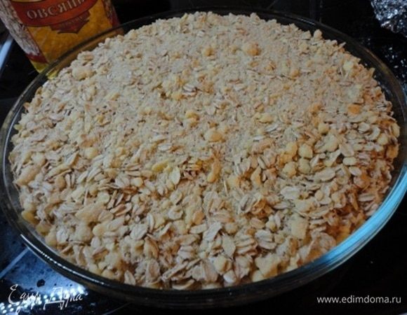 Форму с ягодами достаем из духовки, снимаем фольгу и засыпаем ягоды смесью. Опять отправляем в духовку на 30–35 минут.