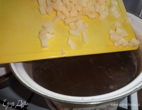 Всыпать картофель в кастрюлю с машем. Продолжать варить до полуготовности картофеля.