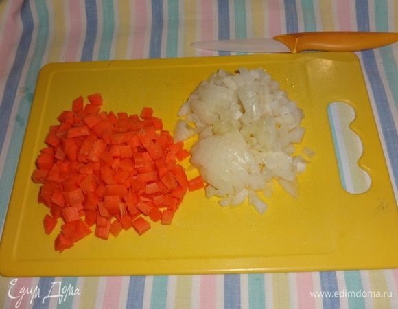 Тем временем лук, морковь почистить. Нарезать мелкими кубиками.