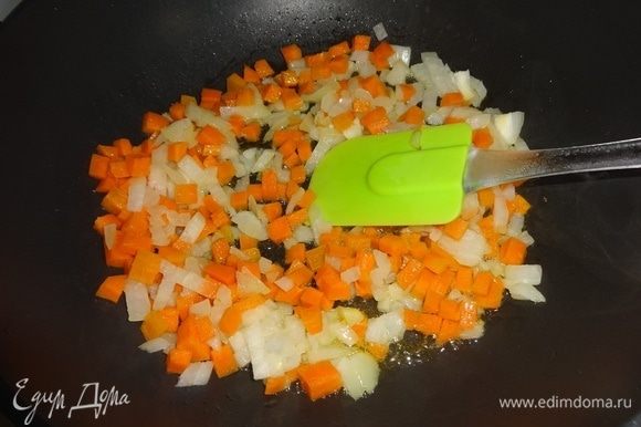 В сковороду налить растительное масло и обжарить лук с морковью в течение 10 мин.