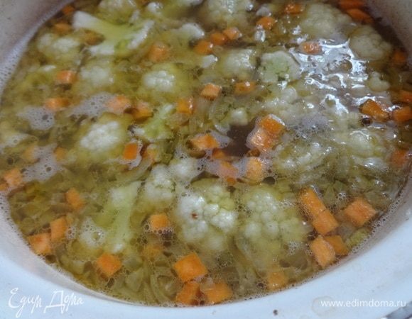 Добавить в суп обжаренные лук с морковью.