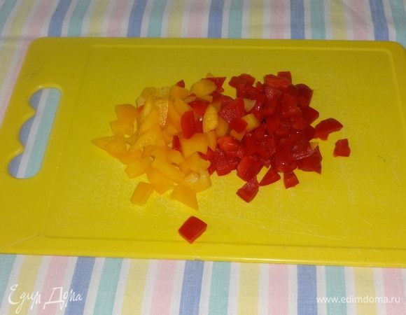 У перцев удалить семена, нарезать кубиками.