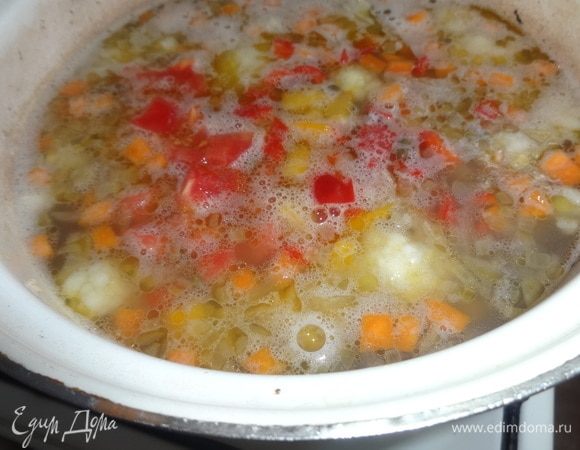 Положить в суп нарезанные перец и помидор. Варить 5 мин.