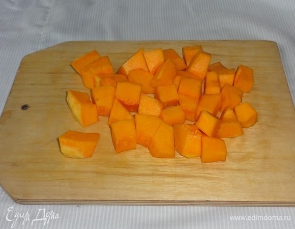 Тыкву очистить от кожуры и волокон, нарезать кубиками.