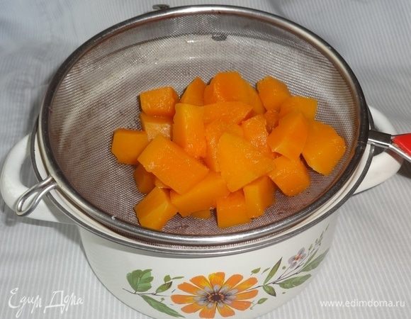 Откинуть тыкву на сито, дать полностью стечь воде.