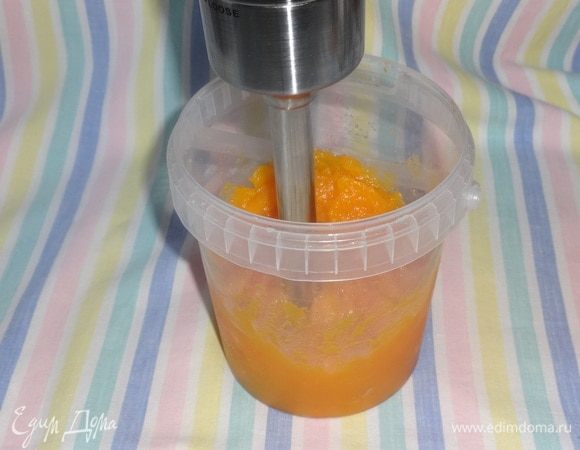 Вареную тыкву пюрировать блендером.