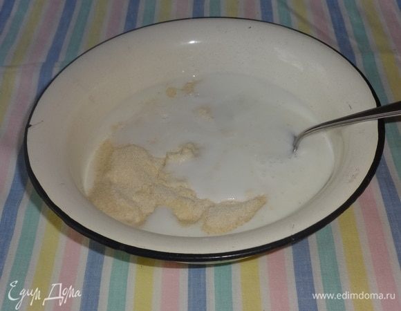 Манную крупу ТМ «Националь» всыпать в миску с кефиром и дать набухнуть 10–15 мин.