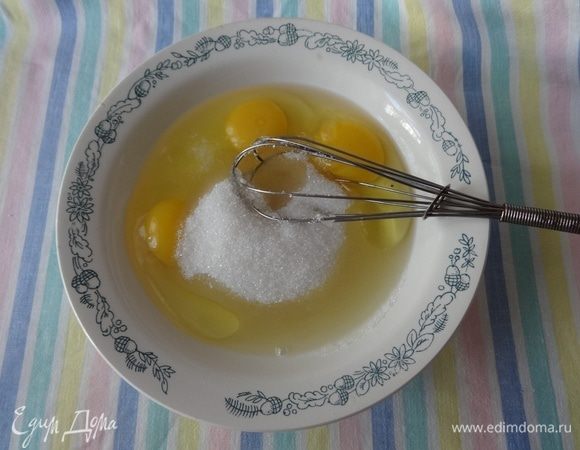 Яйца взбить с сахаром и солью.