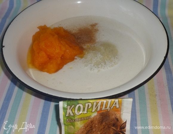 Соединить набухшую манную крупу, взбитые яйца, муку, тыквенное пюре. Решила добавить еще щепотку молотой корицы.