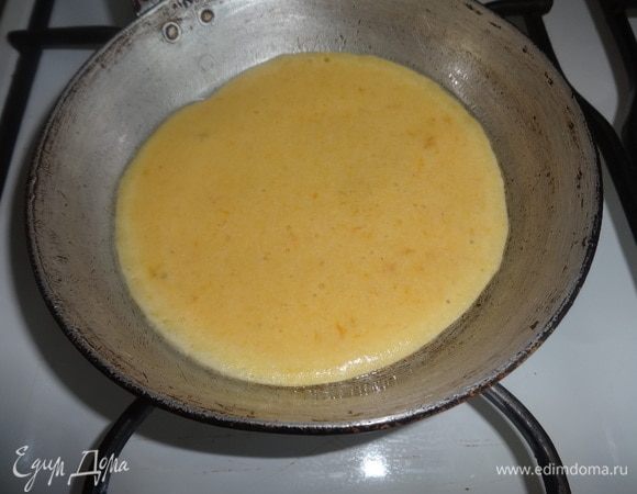 Маленькую сковородку смазать растительным маслом, хорошо разогреть и наливать полполовника теста. Выпекать на медленном огне с одной стороны до того момента, когда слегка схватится верхняя часть. Огонь должен быть минимальным, в противном случае блинчик подгорит.