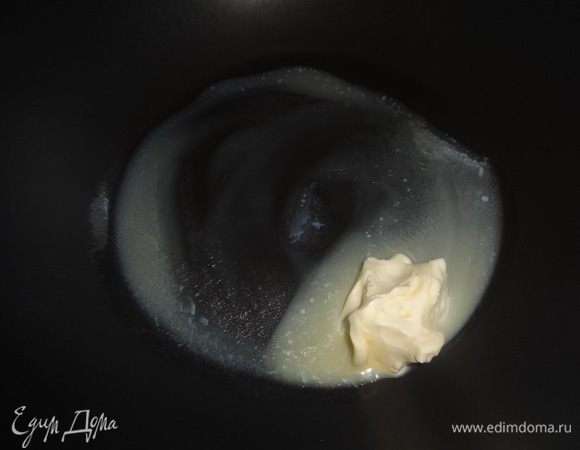 Сливочное масло выложить в сковороду и растопить.