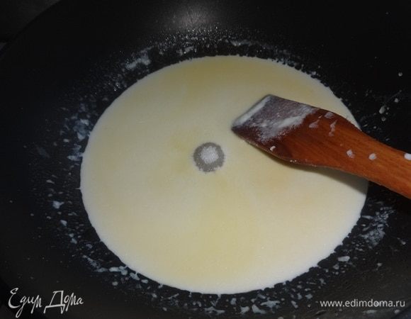 Всыпать муку, перемешать. Постепенно влить сливки, постоянно помешивая массу.