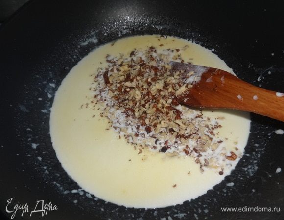 Всыпать орехи, сахар, ванилин, перемешать.