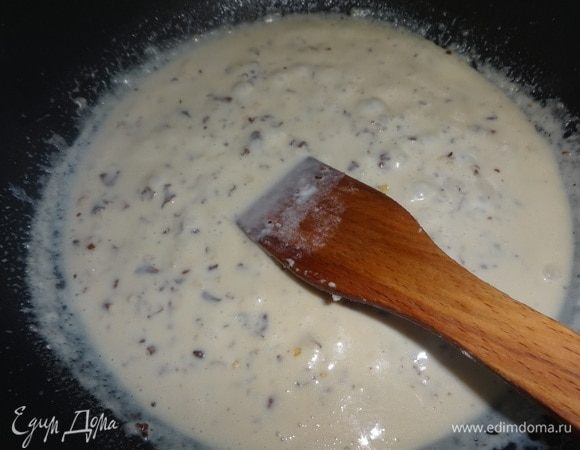 Варить соус, помешивая, на медленном огне несколько минут до загустения. Соус у меня получился густоватым, как крем. Наверное, нужно взять меньше муки. А по количеству оказалось мало, на такое число блинчиков нужна двойная порция соуса.