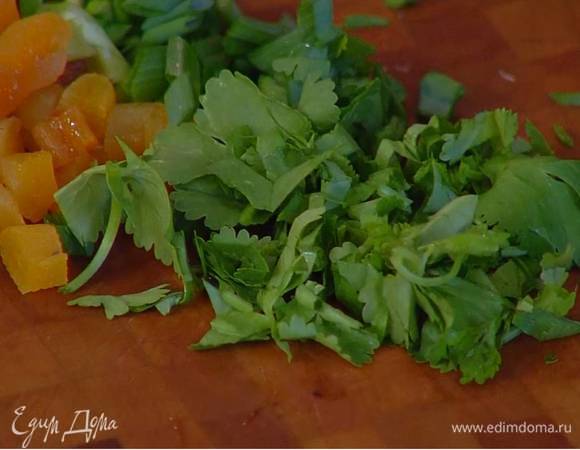 Кинзу мелко порубить.