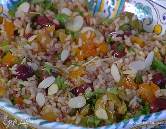 Посыпать салат подсушенными миндальными лепестками.