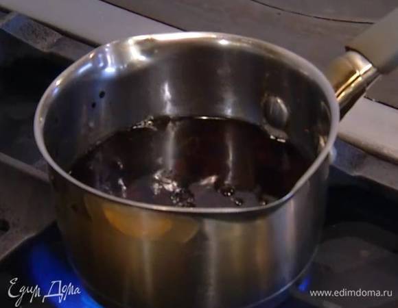 Изюм всыпать в небольшую кастрюлю, влить херес и довести до кипения, затем часть изюма вынуть из жидкости.