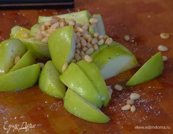 Яблоки, удалив сердцевину, нарезать крупными дольками, слегка поперчить, посолить, полить лимонным соком и 1 ст. ложкой оливкового масла, посыпать половиной листьев тимьяна и кедровыми орехами, все перемешать.