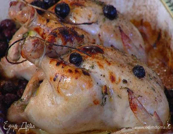 Скрепить ножки цыплят пищевой нитью, вылить в форму херес с оставшимся изюмом, полить цыплят оставшимся оливковым маслом и запекать в разогретой духовке 30–35 минут, периодически поливая образующимся соком.