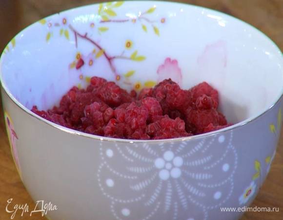 Малину разморозить, образовавшуюся жидкость слить.