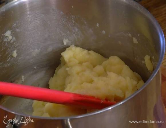 Приготовить тесто: в глубокую и не очень широкую кастрюлю влить молоко, добавить 85 г предварительно размягченного сливочного масла, ванильный сахар, соль и на небольшом огне довести до кипения, выключить огонь и, вымешивая деревянной или силиконовой лопаткой, всыпать муку, затем остудить массу до 40–42°С, по одному ввести яйца и вымешать так, чтобы получилось гладкое, однородное тесто.