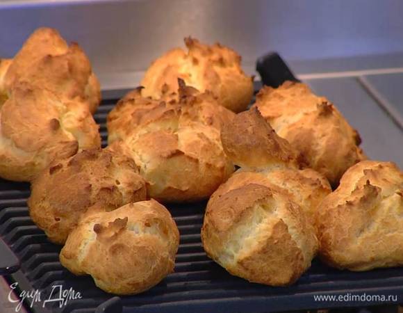 Отправить противень в разогретую духовку, сразу понизить температуру до 175°С и выпекать эклеры 10 минут, затем уменьшить температуру до 160°С и выпекать еще 15 минут, готовые эклеры переложить на решетку и полностью остудить.