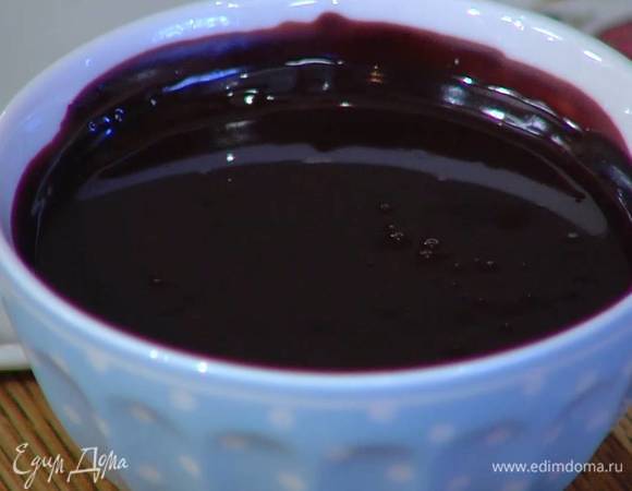 Приготовить глазурь: сливки влить в небольшую кастрюлю, добавить поломанный на кусочки шоколад и мед и все вместе растопить, затем слегка взбить маленьким венчиком.