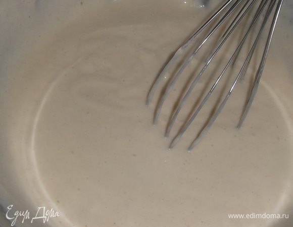 Приготовить тесто. Кефир смешать с яйцом, солью, сахаром. Добавить муку, соду и растительное масло. Перемешать.