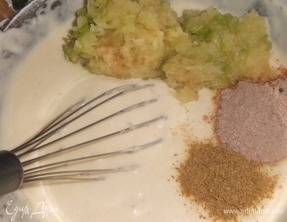 В тесто добавить натертое на мелкой терке яблоко, имбирь, корицу и кардамон.