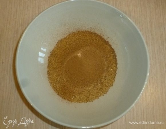 Для пряного сахара смешать сахар и корицу. Отставить.
