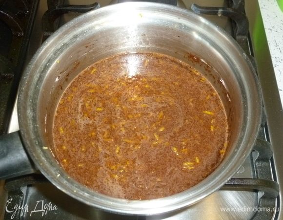 Соус. Натереть цедру лайма и апельсина в небольшую кастрюлю, выжать сок. Добавить сахар, какао, коньяк. Поставить на огонь и немного уварить.