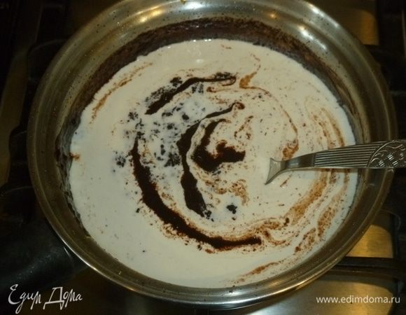 Влить сливки, перемешать. Отставить соус.