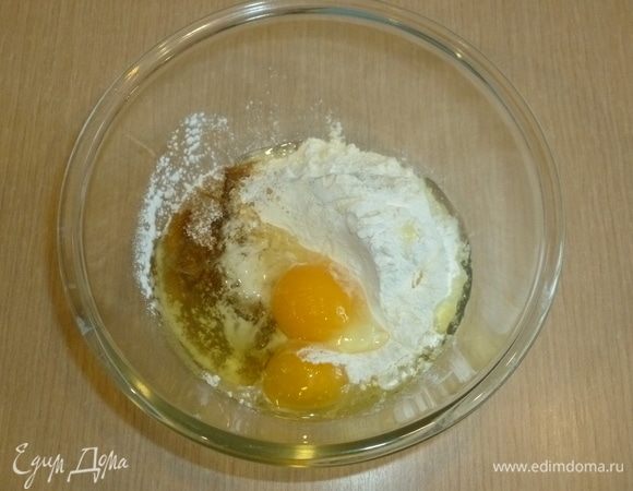 Для теста просеять муку с разрыхлителем, добавить щепотку соли, сахар. Перемешать. Добавить яйца, взбить их вилкой или венчиком.