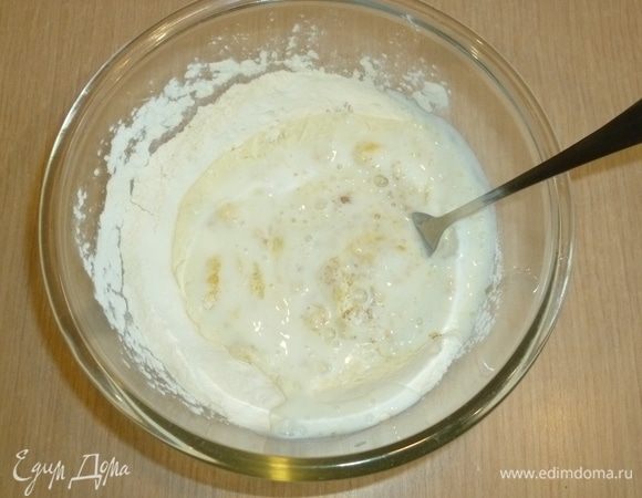 Постепенно влить кефир, продолжая перемешивать смесь.