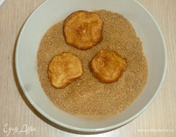 Пончики вынимать шумовкой и складывать на бумажное полотенце. Затем обвалять в пряном сахаре.